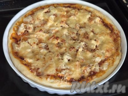 Выпекать пиццу с ананасом и курицей&nbsp;в разогретой до&nbsp;200 градусов духовке минут 10-15 (до подрумянивания дрожжевого теста и расплавления сыра).&nbsp;