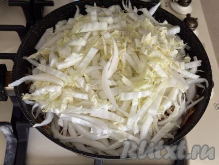 К фаршу, обжаренному с овощами, добавить пекинскую капусту, нарезанную на достаточно тонкие полоски.&nbsp;