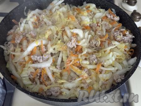 Не перемешивая, накрыть сковороду крышкой, готовить мину 5, за это время капуста осядет. Далее можно перемешать капусту с фаршем.&nbsp;