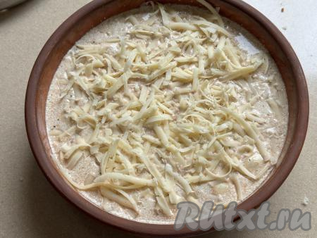 Сверху, по желанию, посыпать блюдо сыром, натёртым на крупной тёрке. Накрыть форму фольгой.