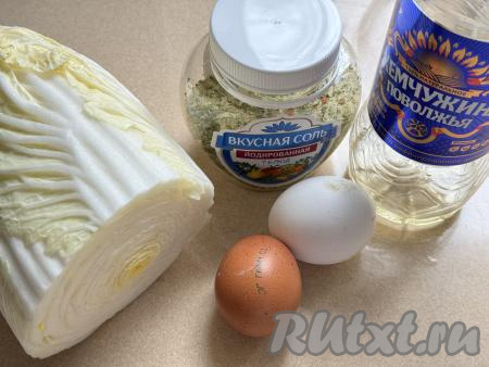 Подготовить продукты для приготовления стейков из пекинской капусты на сковороде. Промыть пекинскую капусту водой, дать ей немного обсохнуть. У кочана пекинской капусты отрезать кочерыжку, чтобы получилось плоское основание, как на фото. 