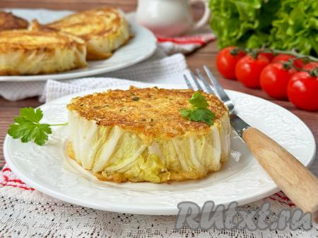 Стейки из пекинской капусты, приготовленные в кляре на сковороде, к столу нужно подавать горячими. Они отлично держат форму, легко нарезаются, в общем, получается необычное и вкусное блюдо из совершенно привычных продуктов.
