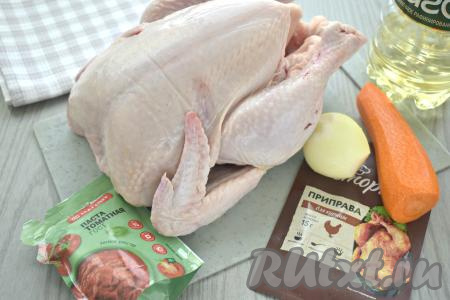 Вот такие продукты я купила для приготовления курицы, тушёной в томатном соусе на сковороде. Курицу я использовала не всю, а только половину (это около 800 грамм). Очищаем лук и морковку.&nbsp;