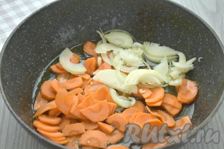 На сковороду, в которой жарилась курица, выкладываем лук, нарезанный полукольцами, и морковку, нарезанную на полукружочки, перемешиваем. Если после жарки курицы масла в сковороде будет недостаточно, тогда можете добавить немного масла. Обжариваем овощи на среднем огне в течение 6-7 минут (до мягкости моркови и лук), иногда помешивая.