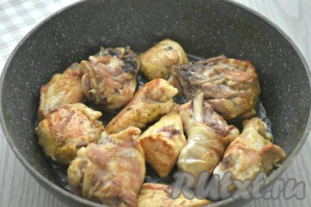 Делаем огонь выше среднего и обжариваем части курицы до золотистой корочки с двух сторон (ориентировочно по 5-6 минут с каждой стороны). На этом этапе на кусочках курицы появится корочка, но внутри мясо останется сырым. Обжаренные части курицы пока перекладываем на тарелку.