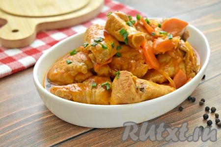 Нежные, аппетитные кусочки тушёной курицы раскладываем со сковороды по тарелкам, дополняем гарниром, обязательно поливаем насыщенным томатным соусом, в котором томилось мясо, и в горячем виде подаём к столу.