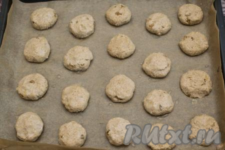 Затем рукой немного приплюснуть сверху каждый шарик.