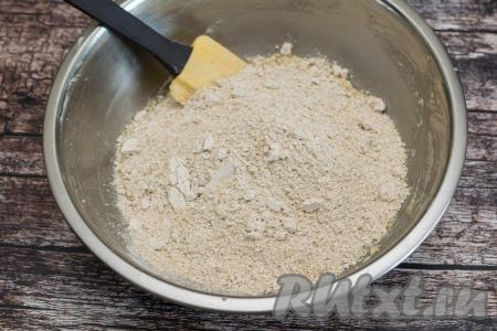 Затем в миску всыпать получившуюся овсяную муку, перемешать лопаткой (или ложкой) до однородности.