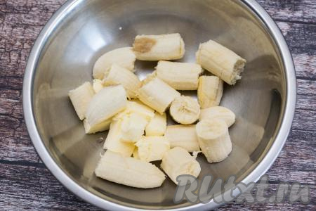 Бананы очистить, поломать на кусочки и добавить в миску к маслу. Я взвесила бананы, в очищенном виде вес составил 360 грамм.