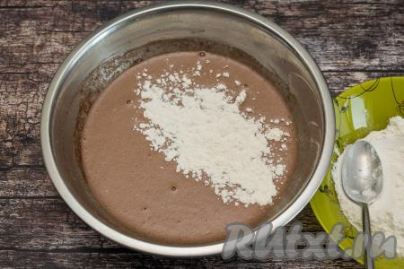 Отмерить муку в отдельную тарелку. В шоколадно-манную массу&nbsp;добавлять по 1 столовой ложке муки, каждый раз очень хорошо вмешивая её в тесто лопаткой.