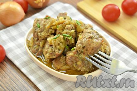 Кусочки свинины, тушёные с луком в мультиварке 