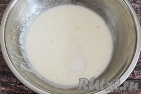 В миску с получившейся массой всыпать соду, влить растительное масло.