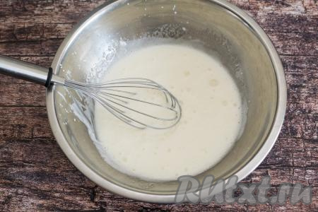 В миску с яичной смесью выложить греческий йогурт комнатной температуры, хорошо перемешать венчиком.&nbsp;