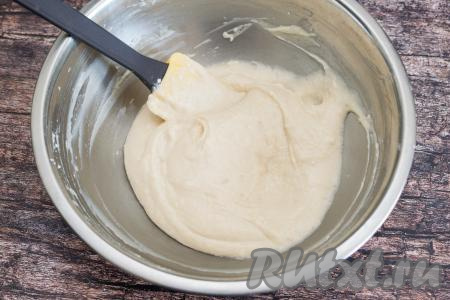 Постепенно подсыпая муку и полностью вмешивая, замесить однородное, в меру густое тесто для панкейков, которое по консистенции будет похоже на достаточно густую сметану. С этого момента перемешивать тесто не нужно.
