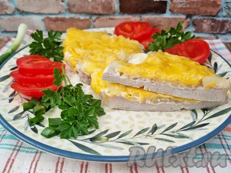 А вот как отбивная из свинины выглядит в разрезе. Сочный маринованный лук и воздушная сырная шуба отлично дополняют нежнейшее мясо. Это простое блюдо можно подать не только к семейному обеду или ужину, но и к праздничному столу.