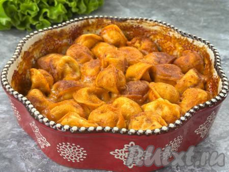 Готовые пельмени, запечённые&nbsp;с майонезом и кетчупом, достать из аэрогриля.