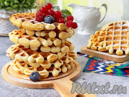 Вкусные, нежные, мягкие венские вафли, приготовленные на сгущёнке, подать к столу.&nbsp;