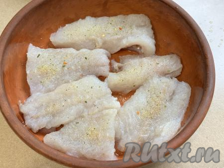 Филе минтая нарезать на порционные кусочки, посолить с двух сторон, приправить специями (я использовала пряную соль). Выложить филе минтая в один слой в жаропрочную форму.&nbsp;
