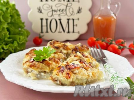 Готовое блюдо достать из духовки.&nbsp;Аппетитное, сочное, вкусное филе минтая, запечённое с луком в майонезе, разложить по тарелкам и, дополнив гарниром (например, картофелем или рисом), в горячем виде подать к столу.&nbsp;