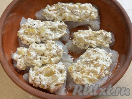 Кусочки филе минтая сверху смазать соусом из жареного лука и майонеза, отправить в духовку, разогретую до 180 градусов.&nbsp;