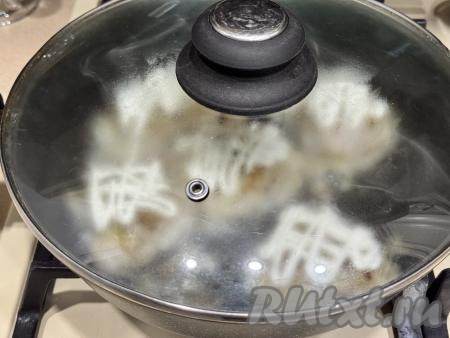 Томить минтая с луком и майонезом на сковороде&nbsp;под крышкой 7 минут на огне ниже среднего.