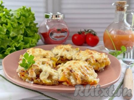 Филе минтая с майонезом и луком на сковороде