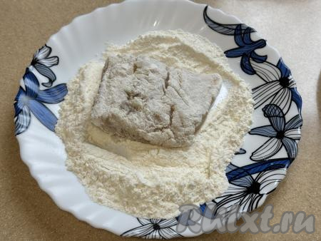 Обвалять каждый кусочек рыбы в муке со всех сторон.