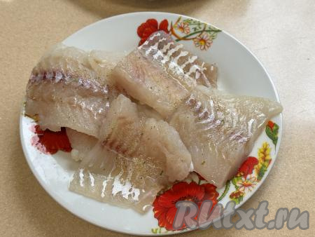 Филе минтая нарезать на порционные кусочки, посолить с двух сторон.