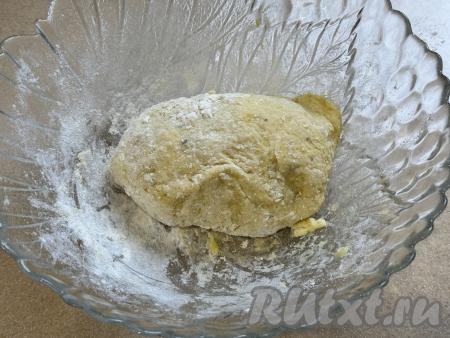 Вмешать муку в тесто столовой ложкой. Продолжить добавлять понемногу оставшуюся отмеренную муку, каждый раз хорошо вмешивая её. После того как перемешивать картофельное тесто ложкой станет сложно, нужно начать замешивать тесто руками. Добавляя понемногу муку и каждый раз полностью вмешивая её, учитывайте, что картофельное тесто для ньокк должно получиться пластичным, достаточно мягким, не липнущим к рукам. Как только добились такой консистенции теста, значит больше муку добавлять не нужно. Продукты у всех разные, поэтому ориентируйтесь не на количество муки, указанное в ингредиентах, а на консистенцию замешиваемого теста.
