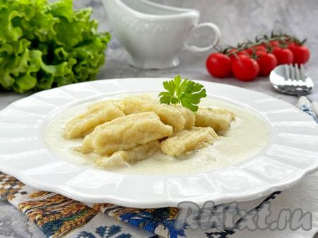 Готовые&nbsp;картофельные ньокки откинуть на дуршлаг, переложить на тарелку и подать к столу вместе со сливочным соусом. Блюдо получается и сытным, и вкусным, оно отлично разнообразит меню!