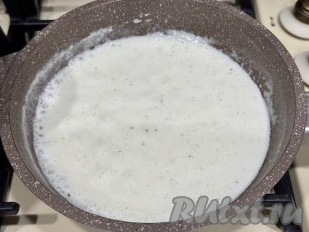 Помешивая, довести соус до кипения и включить огонь.