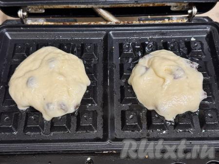 Вафельницу для венские вафель&nbsp;хорошо разогреть, смазать створки вафельницы растительным маслом. В центр нижней створки выложить по 1 столовой ложке теста. Закрыть створки вафельницы.