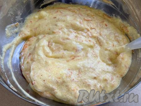 Масса для приготовления морковного коржа получится воздушной.