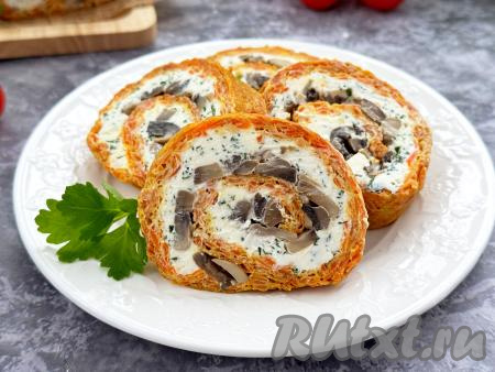 Морковный рулет с грибами