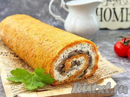 Готовый закусочный морковный рулет с грибами&nbsp;достать из холодильника и освободить от фольги.