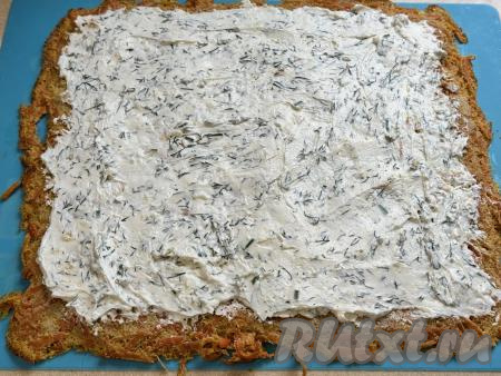 Морковный корж смазать подготовленной творожной массой, отступая от краёв коржа по 1 сантиметру.