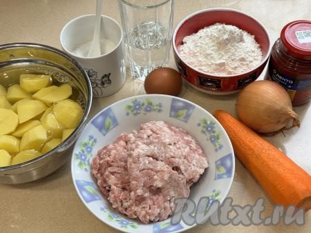 Подготовить продукты для приготовления штрулей с фаршем и картошкой на сковороде. Картошку, морковь и лук почистить. Очищенный картофель, чтобы он не потемнел, выложить в миску, залить полностью водой. Фарш можно взять и покупной, но я предпочитаю готовить фарш в домашних условиях, пропуская кусочки мяса (у меня - свинина, но можно взять и, например, куриное филе, говядину) через мясорубку.&nbsp;