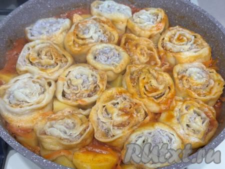 Дать соусу закипеть, накрыть сковороду крышкой, готовить&nbsp;штрули с фаршем и картошкой&nbsp;на медленном огне 40 минут. В процессе томления можно немного поливать штрули сверху томатным соусом, в котором они готовятся, чтобы тесто сверху не подсыхало и рулетики были сочными со всех сторон.