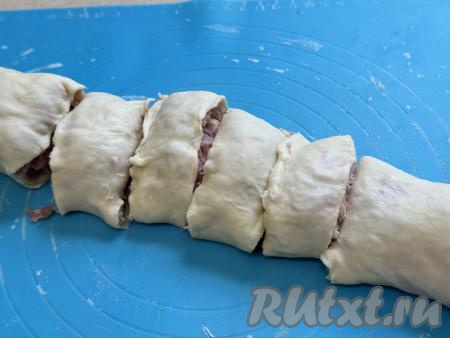 Нарезать рулет на кусочки шириной примерно 3 сантиметра.