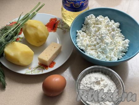 Подготовить продукты для приготовления картофельно-творожных вафель. Очищенный картофель заранее отварить в подсоленной воде до готовности (в течение минут 25 с момента закипания воды, готовые картошины будут легко прокалываться ножом). Для этого блюда можно взять и варёную картошку, оставшуюся с обеда или ужина. Зелень (у меня - укроп) промыть водой, обсушить. Творог можно взять любой жирности (я купила жирностью 5%). 
