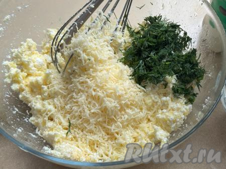 В миску с получившейся картофельно-творожной массой, по желанию, добавить сыр, натёртый на мелкой тёрке, и мелко нарезанную зелень.&nbsp;