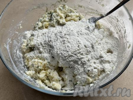Перемешать массу столовой ложкой. Начать постепенно добавлять муку, тщательно перемешивая после добавления каждой порции муки. Вначале перемешивать ложкой.&nbsp;
