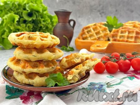 Вкусные, нежные, сытные картофельно-творожные вафли&nbsp;подать к столу, дополнив сметаной или любимым соусом.​​​​​​