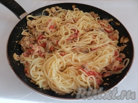 Готовые спагетти откинуть на дуршлаг, слить жидкость и добавить спагетти в сковороду с соусом из шампиньонов. Перемешать. Прогреть все вместе на медленном огне 2-3 минуты.
