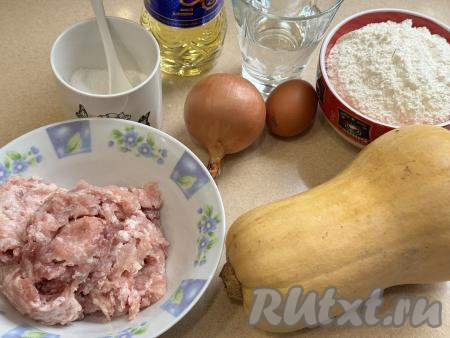 Подготовить продукты для приготовления ханума с тыквой и фаршем. Для получения фарша можно взять кусочки любого мяса (я купила свинину) и пропустить их через мясорубку в миску.&nbsp;