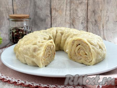 Вкусный, аппетитный, нежный ханум, приготовленный с сочной начинкой из тыквы и фарша, нарезать на кусочки, разложить по тарелкам и, дополнив любимым соусом, в горячем виде подать к столу.&nbsp;