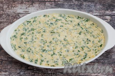Форму для выпечки&nbsp;(я взяла овальную форму размером 16 сантиметров на 26 сантиметров) смазать внутри растительным маслом. Выложить в форму творожно-сырное тесто, разровнять его лопаткой.