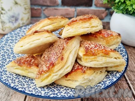 Готовую выпечку достать из духовки, дать слегка остыть и можно угощаться. Печенье из слоёного дрожжевого теста получается нежным, воздушным, мягким,&nbsp;в меру сладким и очень симпатичным. Эта простая слоистая выпечка просто тает во рту!
