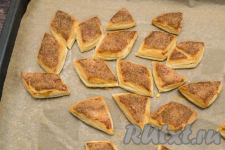 Выпекать печенье с сахаром в разогретой до 200 градусов духовке в течение 13-18 минут. Следите за процессом выпечки, как только печенье&nbsp;зарумянится сверху, нужно доставать противень с печенюшками из&nbsp;слоёного дрожжевого теста из духовки.