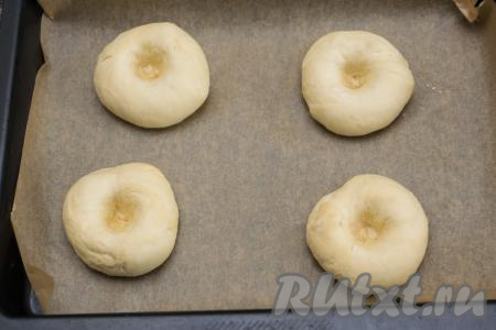 Затем в середине каждого шарика пальцами сделать углубление.